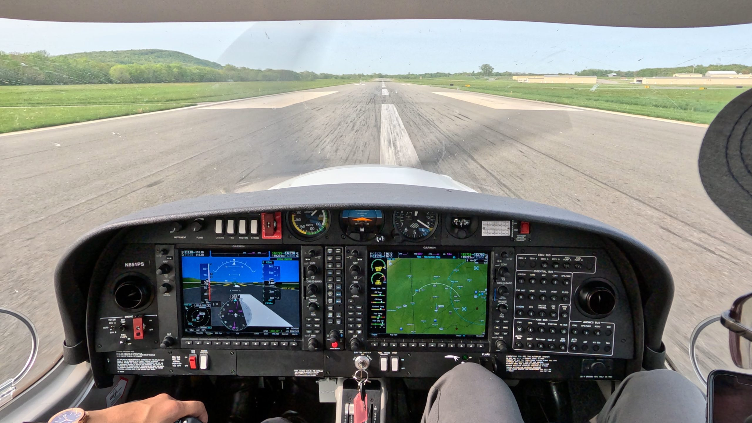 Garmin G1000 PFD and MFD in the Diamond DA40NG cockpit